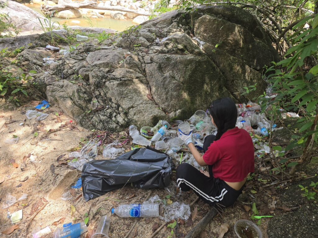 Influencers rent trash to pretend cleaning nature parks 20260607 122914(1)